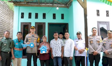 Kapolres-Lamongan-Serahkan-Bantuan-Bedah-Rumah-untuk-Warga-Desa-Latek